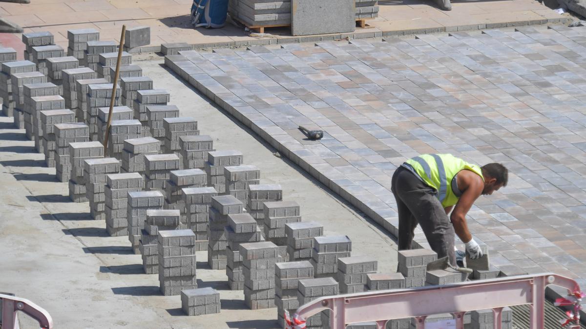 Un operario trabaja en unas obras de construcción.