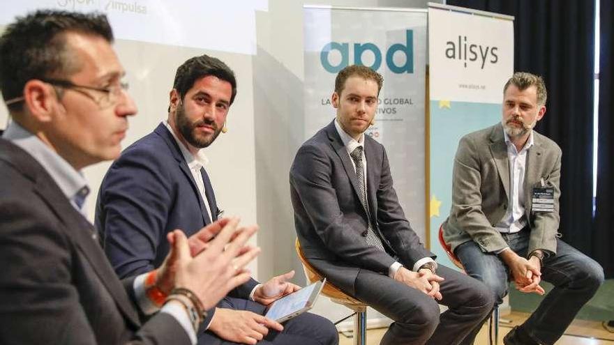 Santiago Márquez, a la izquierda, y Alberto Gómez Toribio, segundo por la derecha, durante su intervención en las jornadas sobre &quot;Blockchain&quot;, ayer, en la Laboral.