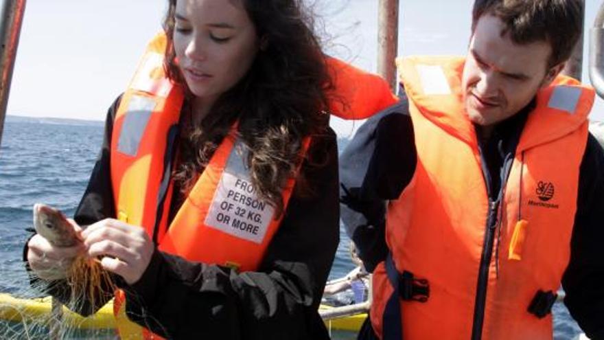 Imatge dels dos primers turistes que el passat 14 de juny van sortir a la mar amb una embarcació d&#039;arrossegament | ACN