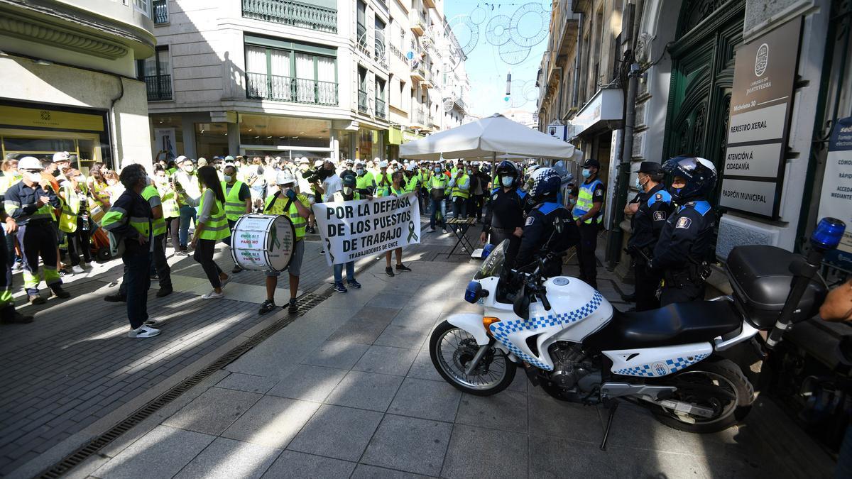 Trabajadores de Ence y auxiliares cortan el tráfico en los accesos a Pontevedra