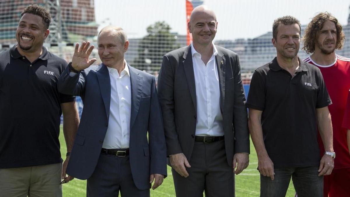 Putin posa con lo exjugadores Ronaldo, Infantino (presidente de la FIFA), Matthäus y Puyol, en la inauguración de una cancha de fútbol en la Plaza Roja de Moscú.