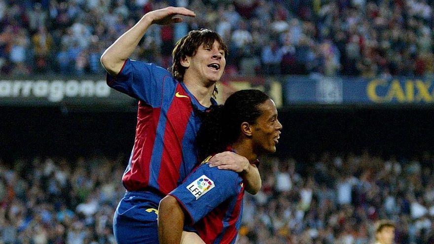 Ronaldinho carga con Messi después de que el argentino marcara su primer gol en la Liga en 2005.