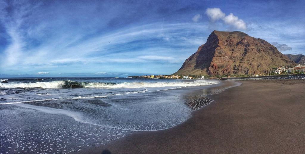 En la Playa de La Puntilla, en el Valle Gran Rey, podrás relajarte escuchando el vaivén de las olas atlánticas que acarician su orilla de arena fina tostada.