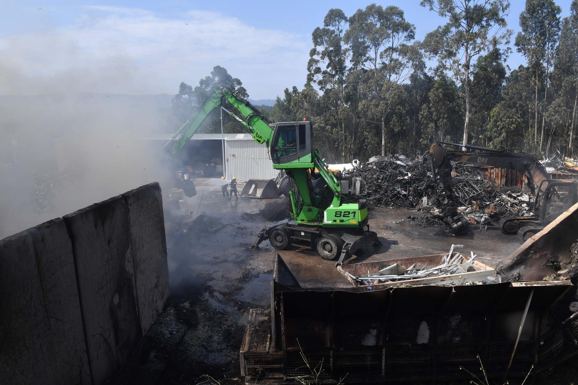 Incendio en la planta de reciclaje de Gestán en Santa Icía, en Morás