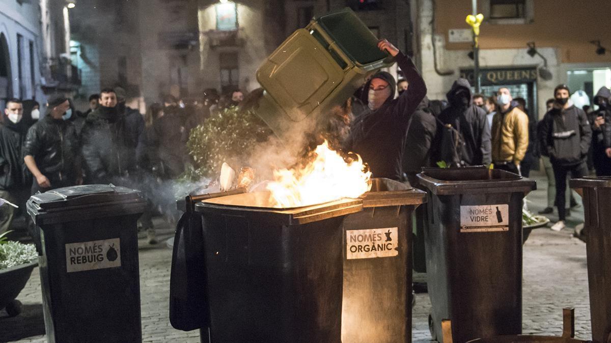 Manifestantes levantan barricadas durante los disturbios en los que ha degenerado la manifestación en apoyo Pablo Hasél, en Girona. 