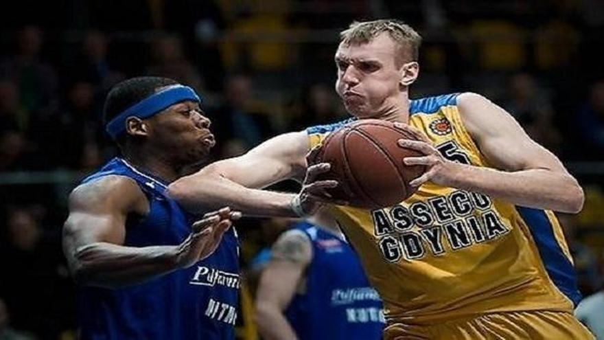 Ovidiujs Galdikas con la camiseta del Asseco