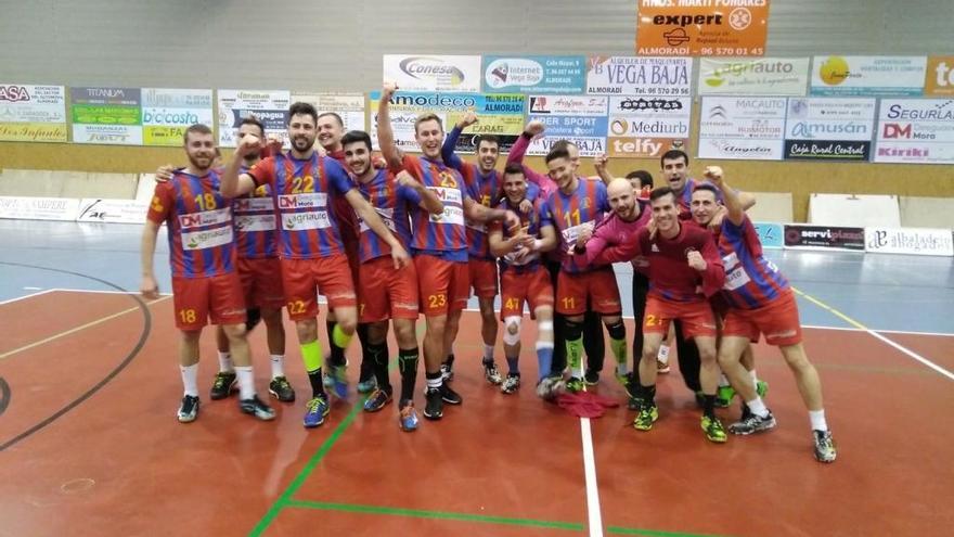 El Balonmano Almoradí vive cada vez más cómodo en lo alto de la tabla