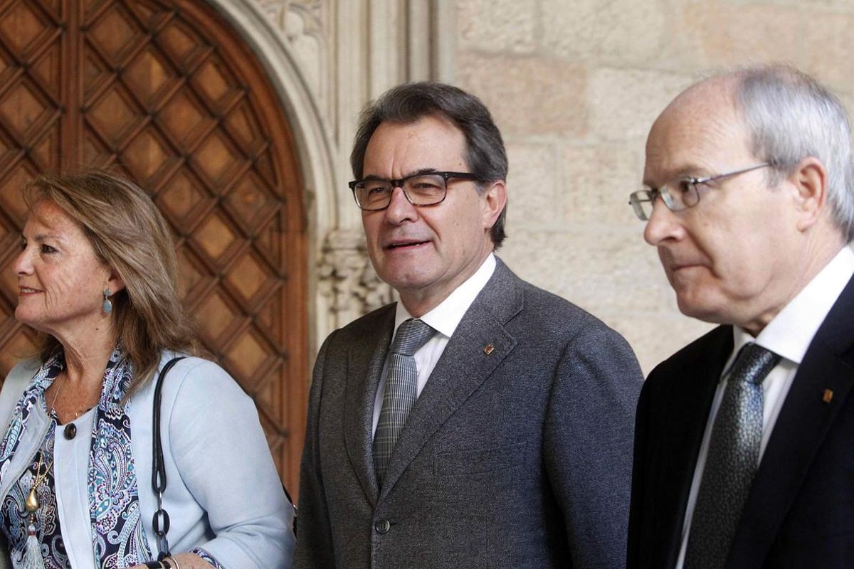 GRA007 BARCELONA, 23/04/2016.- Los ex presidentes de la Generalitat, José Montilla (d) y Artur Mas y la esposa de éste, Elena Rakosnik, asisten a la misa de Sant Jordi presidida por el president de la Generalitat, Carles Puigdemont, que se celebra en la capilla del Palacio oficial oficiada por el arzobispo de Barcelona, Joan Josep Omella. EFE/Marta Pérez