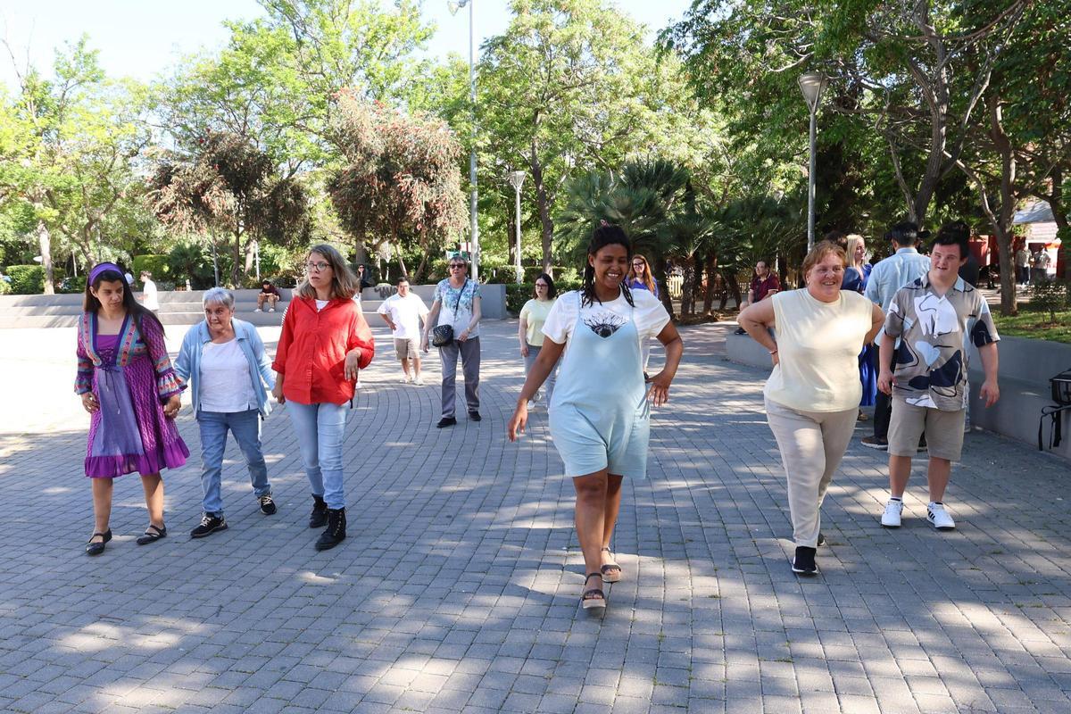 Una master class de modelaje en el Parque de la Paz, en imágenes