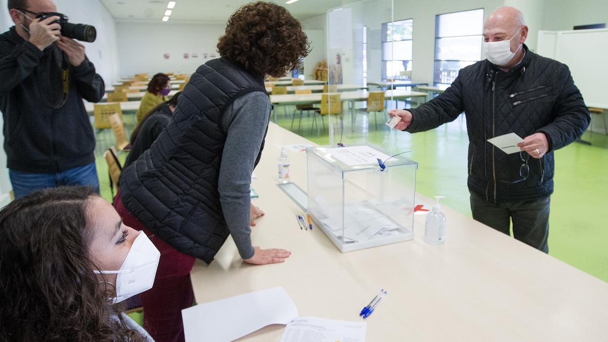 Los catedráticos Amparo Navarro y José Vicente Cabezuelo se disputan este jueves el Rectorado de la UA