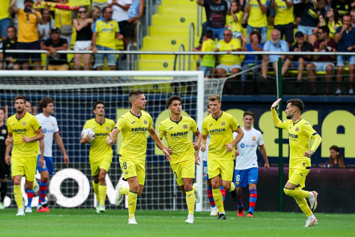 Los jugadores del Villarreal celebran un gol ante el Barça.