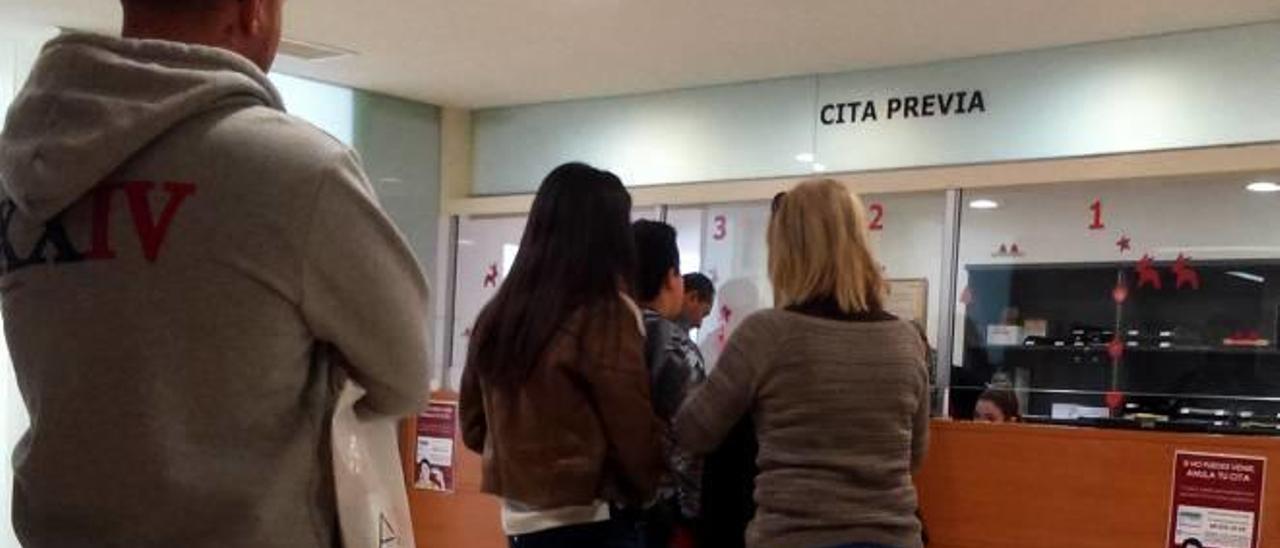 Pacientes a la espera de obtener cita en el mostrador de un centro de salud de la provincia.