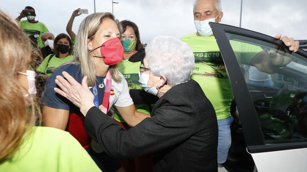 Teresa Portela recibe la felicitación de su abuela al llegar a Peinador.