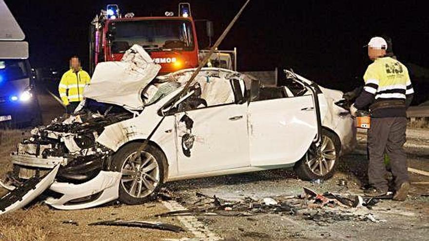 Vehículos implicados en el accidente ocurrido ayer en la recta de Coreses gravemente dañados por la colisión.