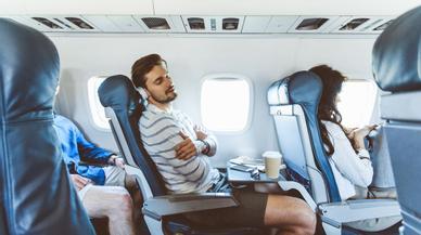 Imprevistos en el avión: cómo sobrevivir a un pasajero que reclina su respaldo del todo