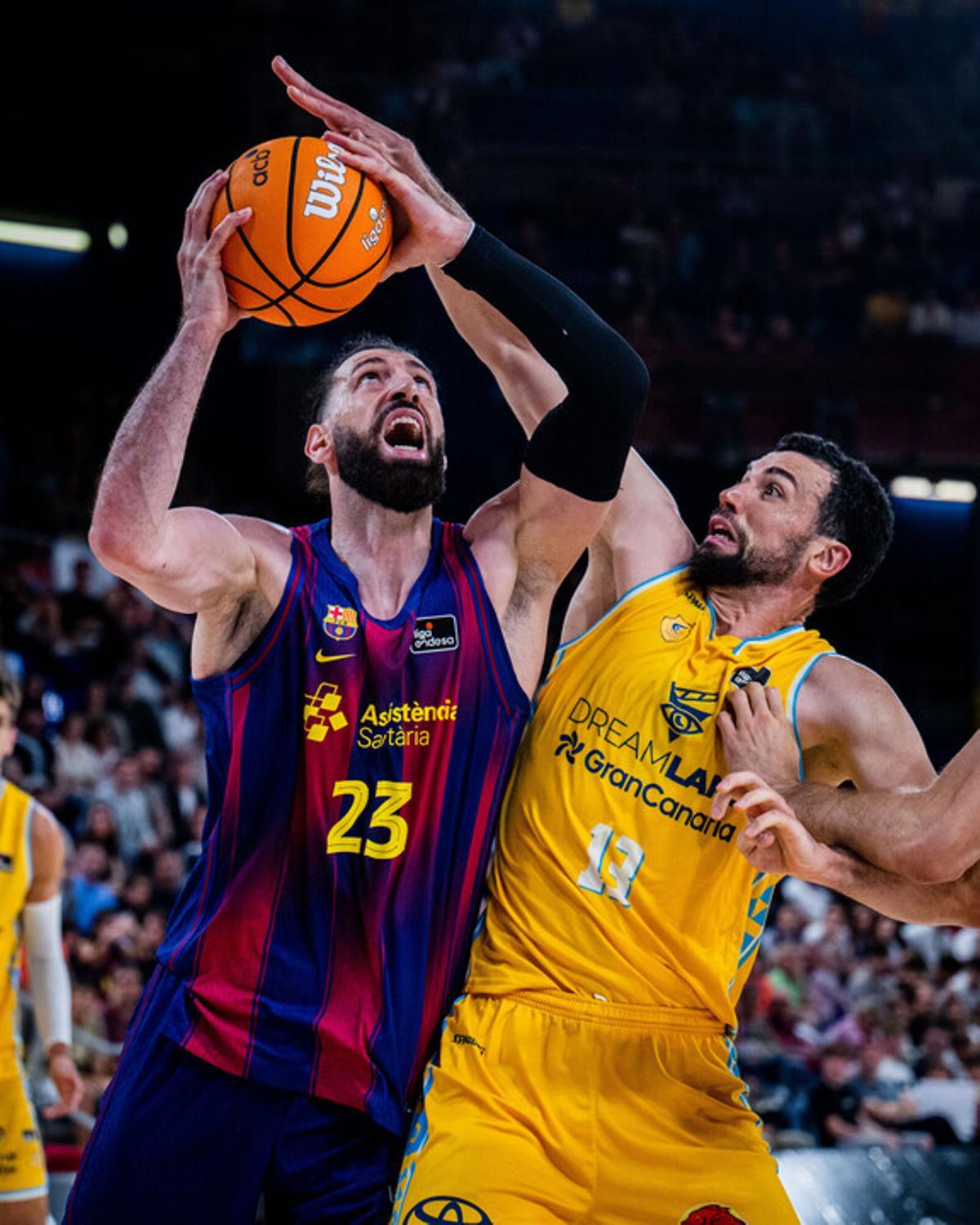 Pelos comete falta sobre Shengelia, ayer en el Palau.