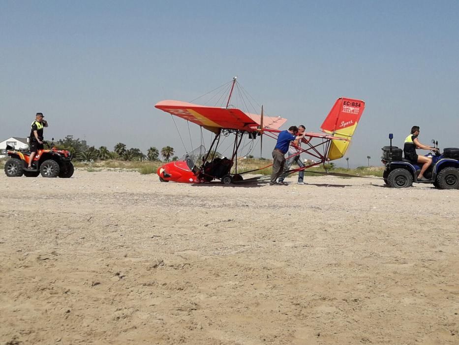 Un ultraligero aterriza de emergencia en la playa de Sagunt