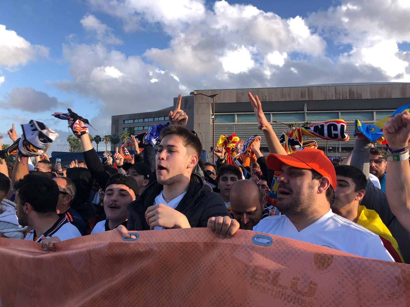 La afición valencianista recibe a su equipo en el estadio de La Cartuja en Sevilla