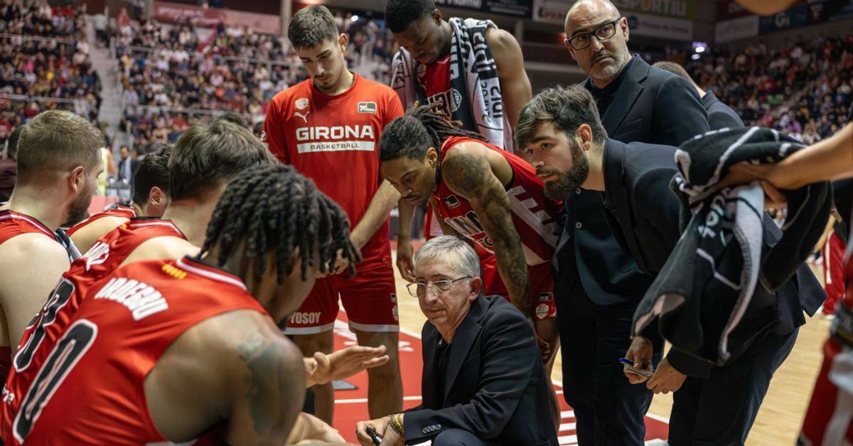 Moncho Fernández, con los jugadores del Girona en un tiempo muerto. | ACB PHOTO