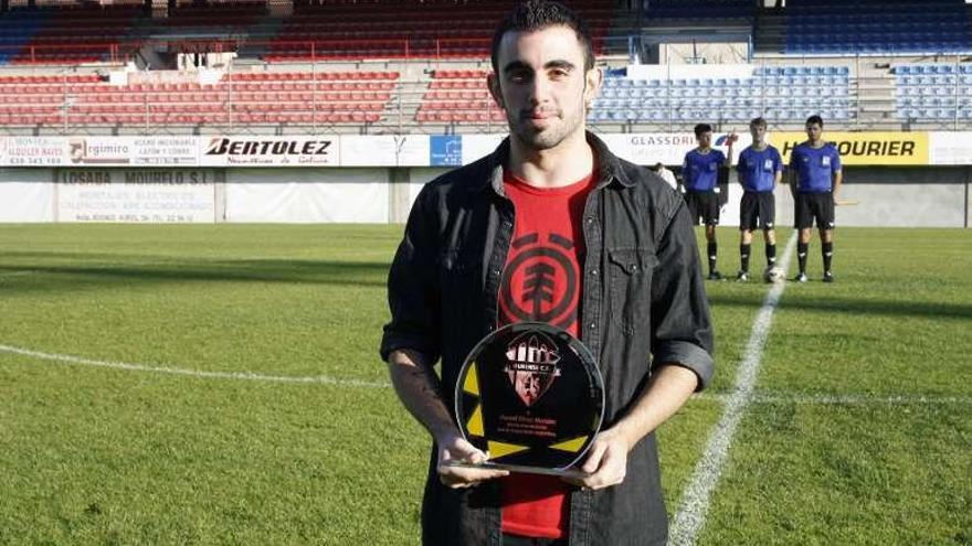 Daniel Pérez, con la placa entregada por el Ourense CF. // FdV