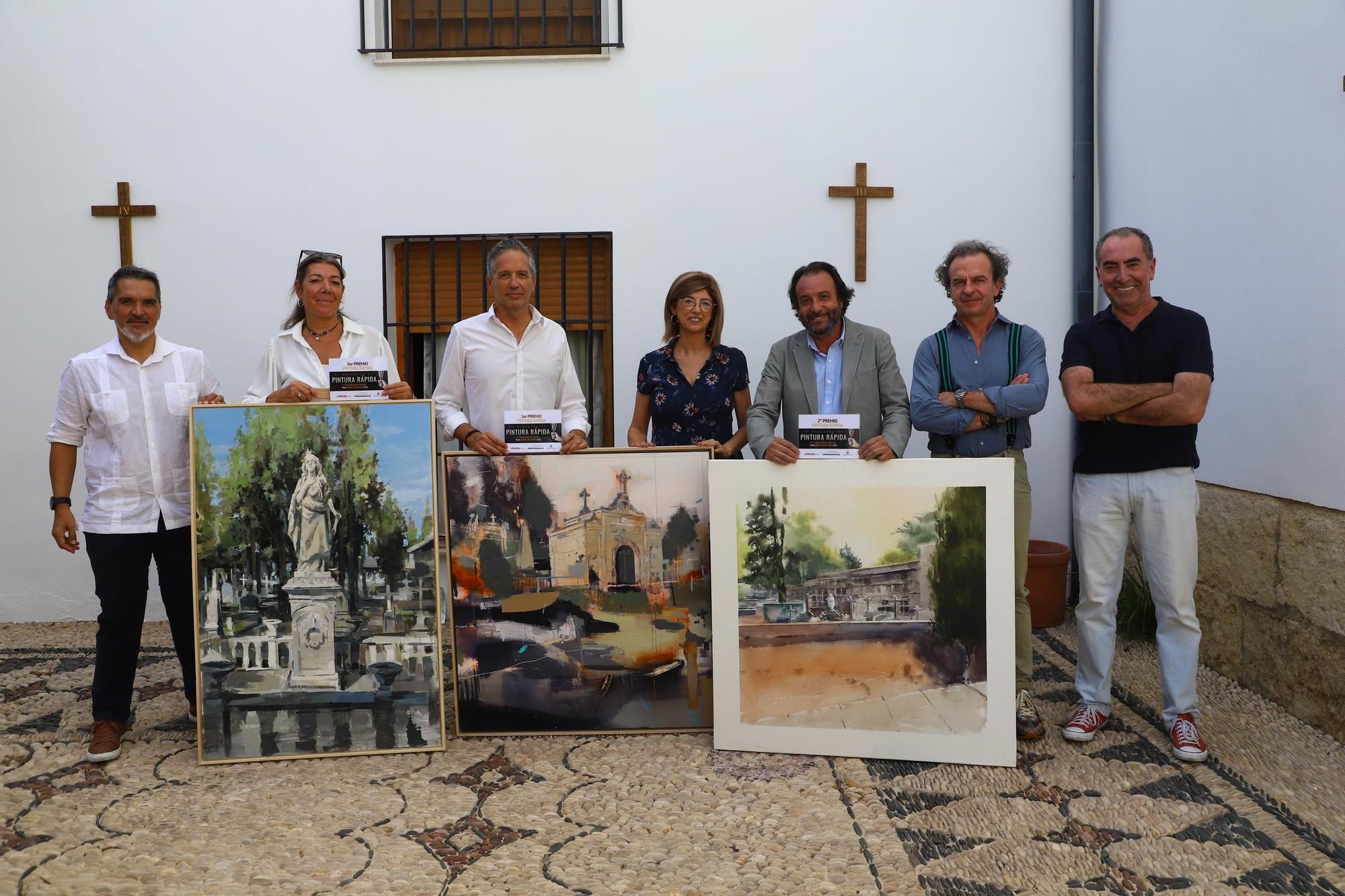 El jurado muestra las tre obras ganadores del concurso de pintura rápida