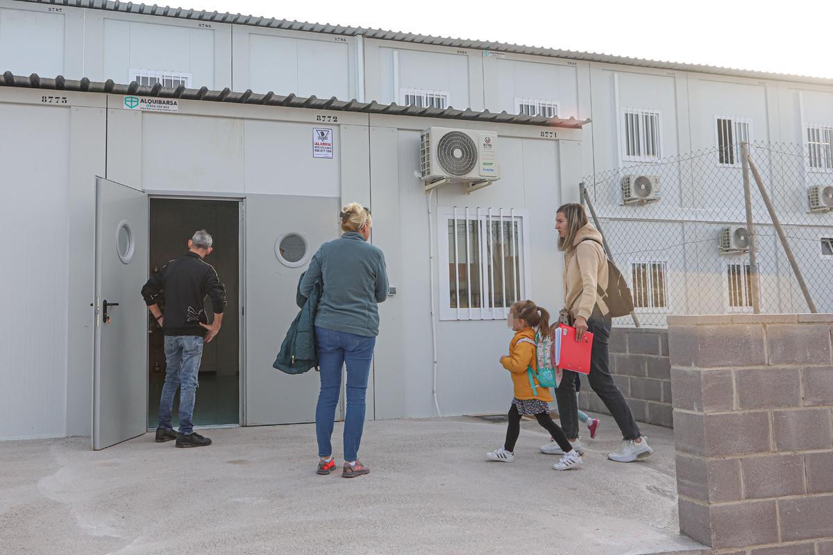 Acceso al nuevo centro en prefabricadas que ha realojado a los alumnos del Colegio Inmaculada