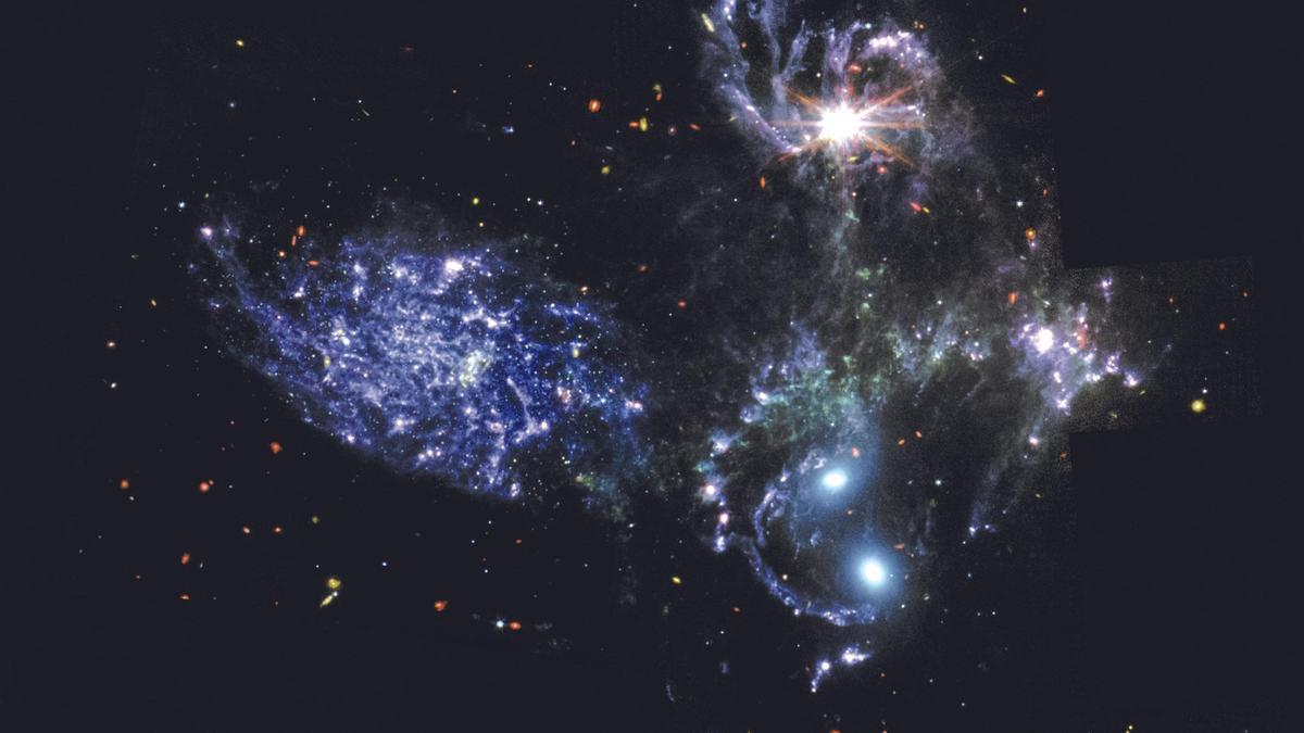 Colección de cinco galáxias, observadas con el telescopio James Webb