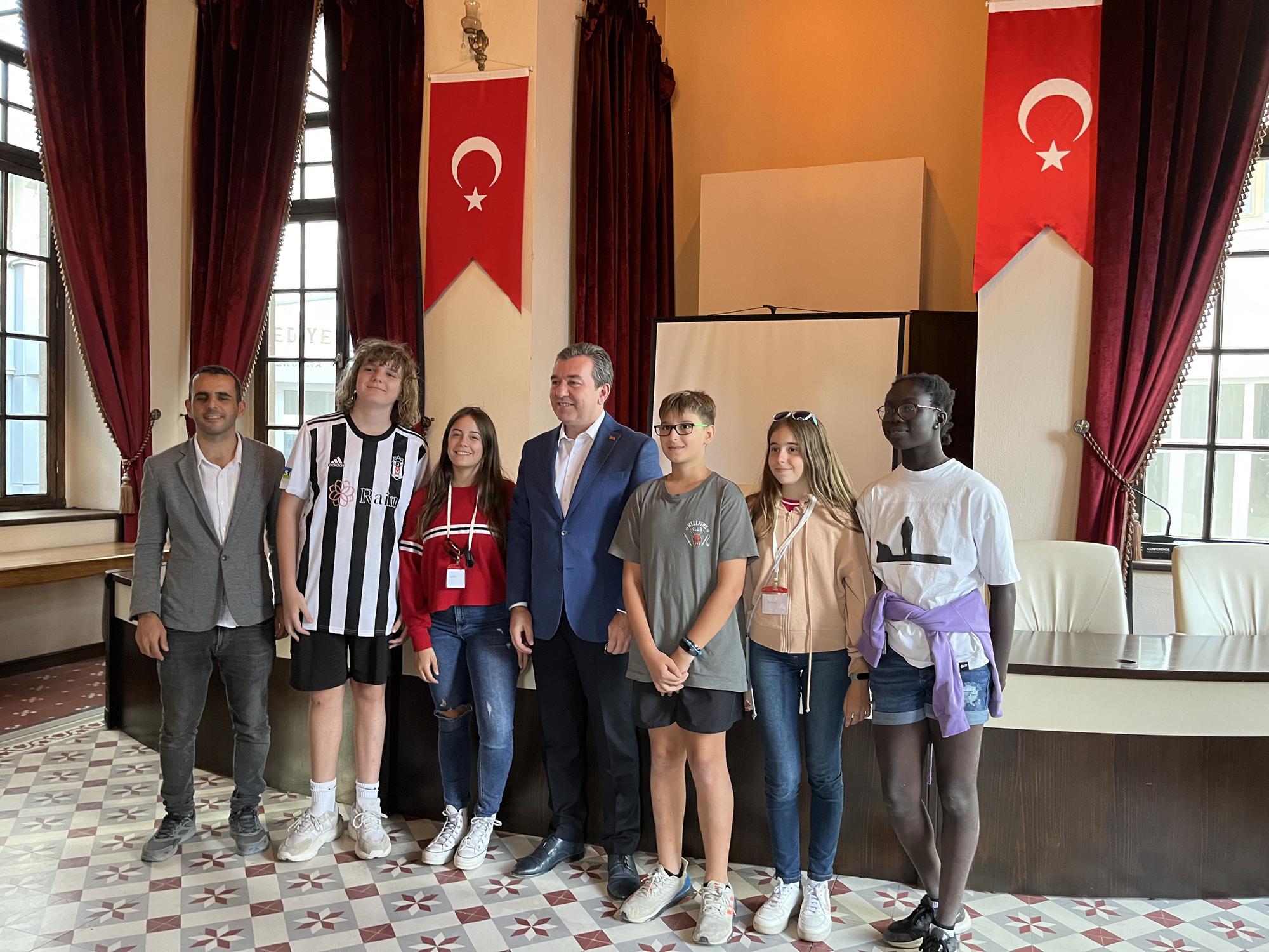 El alcalde de Bergama (Turquía) recibió a los alumnos y alumnas de Fraga y les obsequió con varios regalos.