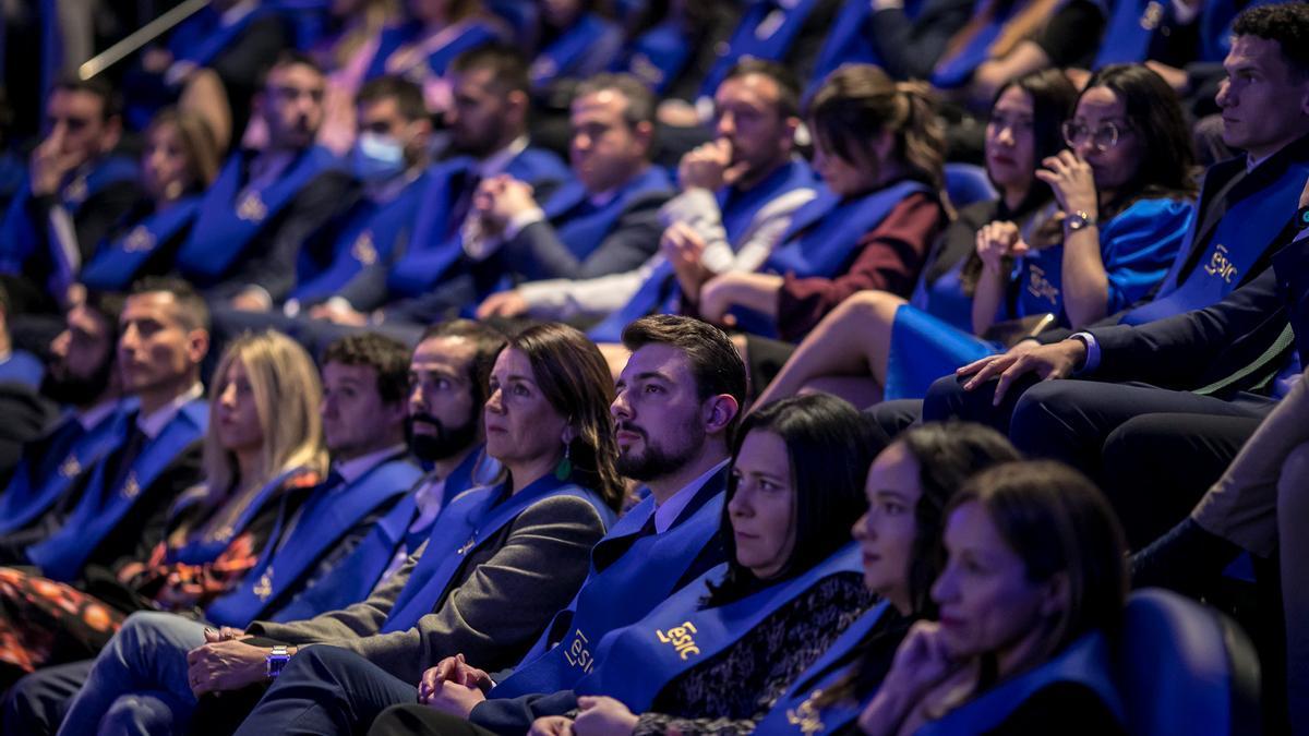 La misión    de la Business School, es transformar a las personas y prepararlas para enfrentar con éxito los desafíos del mercado laboral.