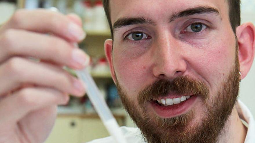 Miquel Martorell mit einem Glas seiner Mandelmilch