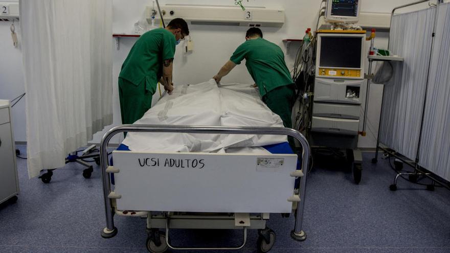 Sanitarios en una habitación del Hospital General de Alicante.