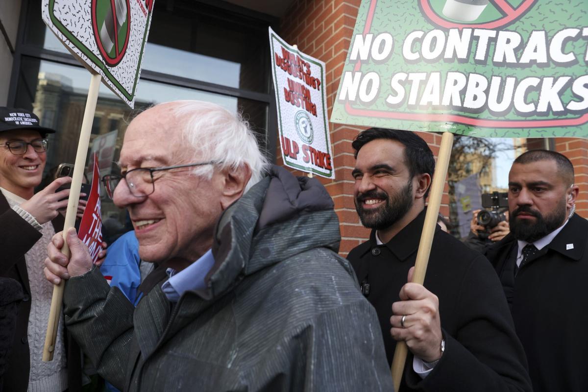Mamdani y el senador Bernie Sanders, el 1 de diciembre en un piquete de trabajadores de Starbucks que reclamaban un aumento del salario, mejores horarios de trabajo y la resolución de cientos de cargos por prácticas laborales injustas por represión sindical.