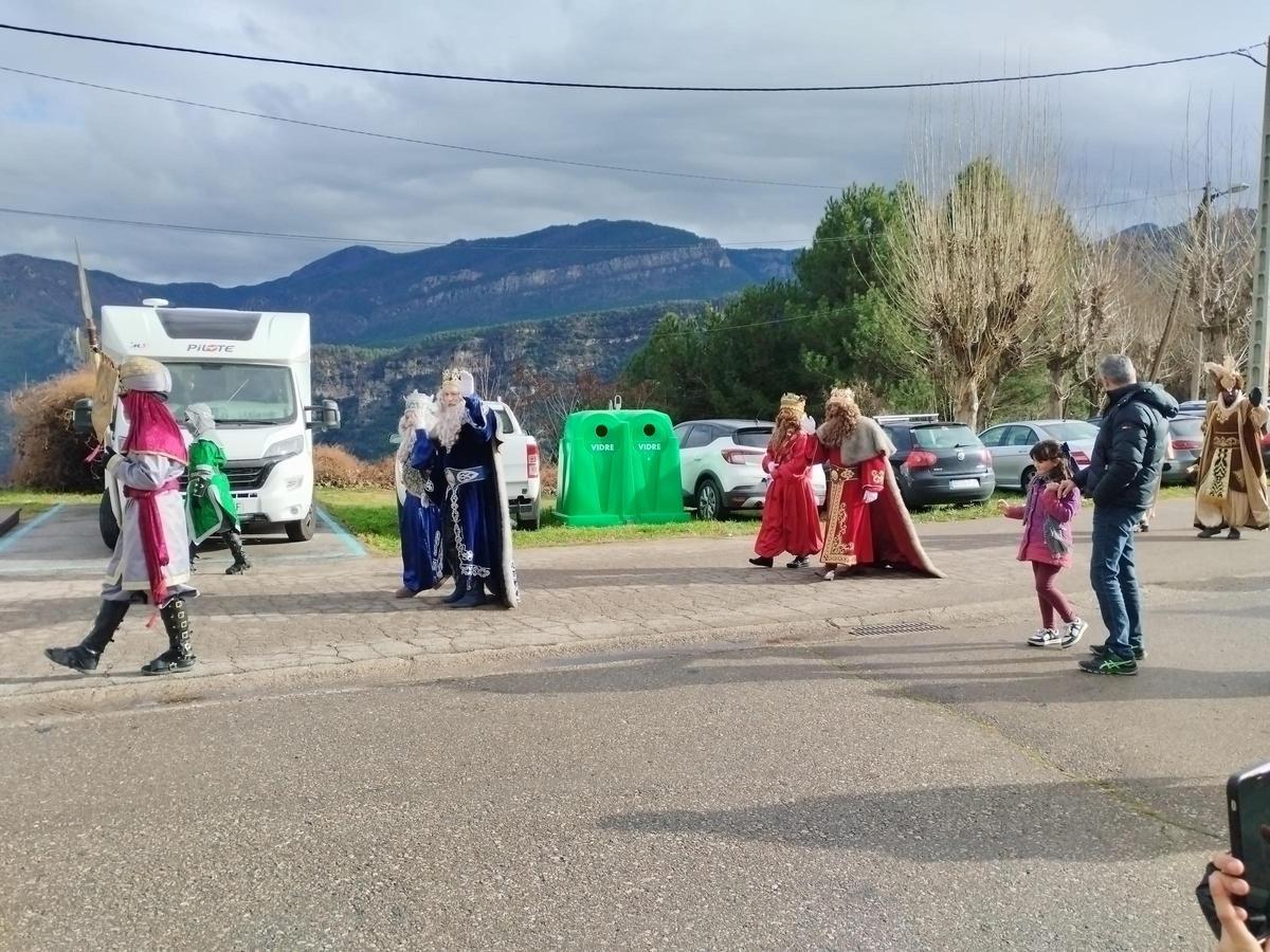 Un centenar d'infants acompanyen els reis a recollir el carbó a Sant Corneli: "És molt maco i proper”