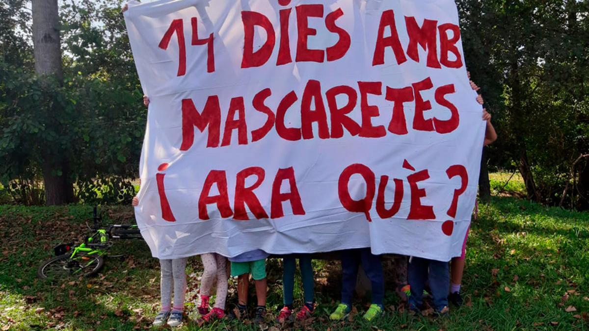 Alumnes de l&#039;escola Finestres de Mieres aguantant una pancarta reivindicativa demanant que Educació revoqui l&#039;ús de mascaretes a les aules