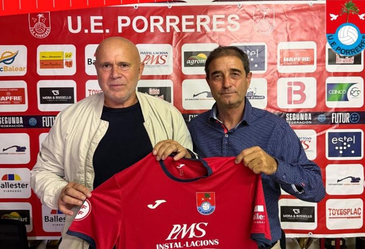 Jaume Mut y Guillem Colometa posan con la camiseta del Porreres en la presentación del manacorí.