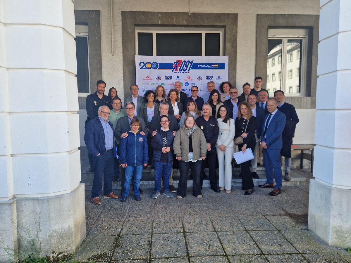 Organizadores y patrocinadores de la carrera «Ruta 091» en el cuartel de Buenavista.