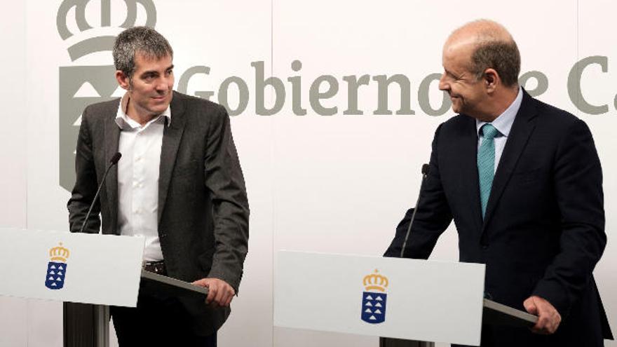 El consejero de Economía, Pedro Ortega (dcha.), junto al presidente canario.