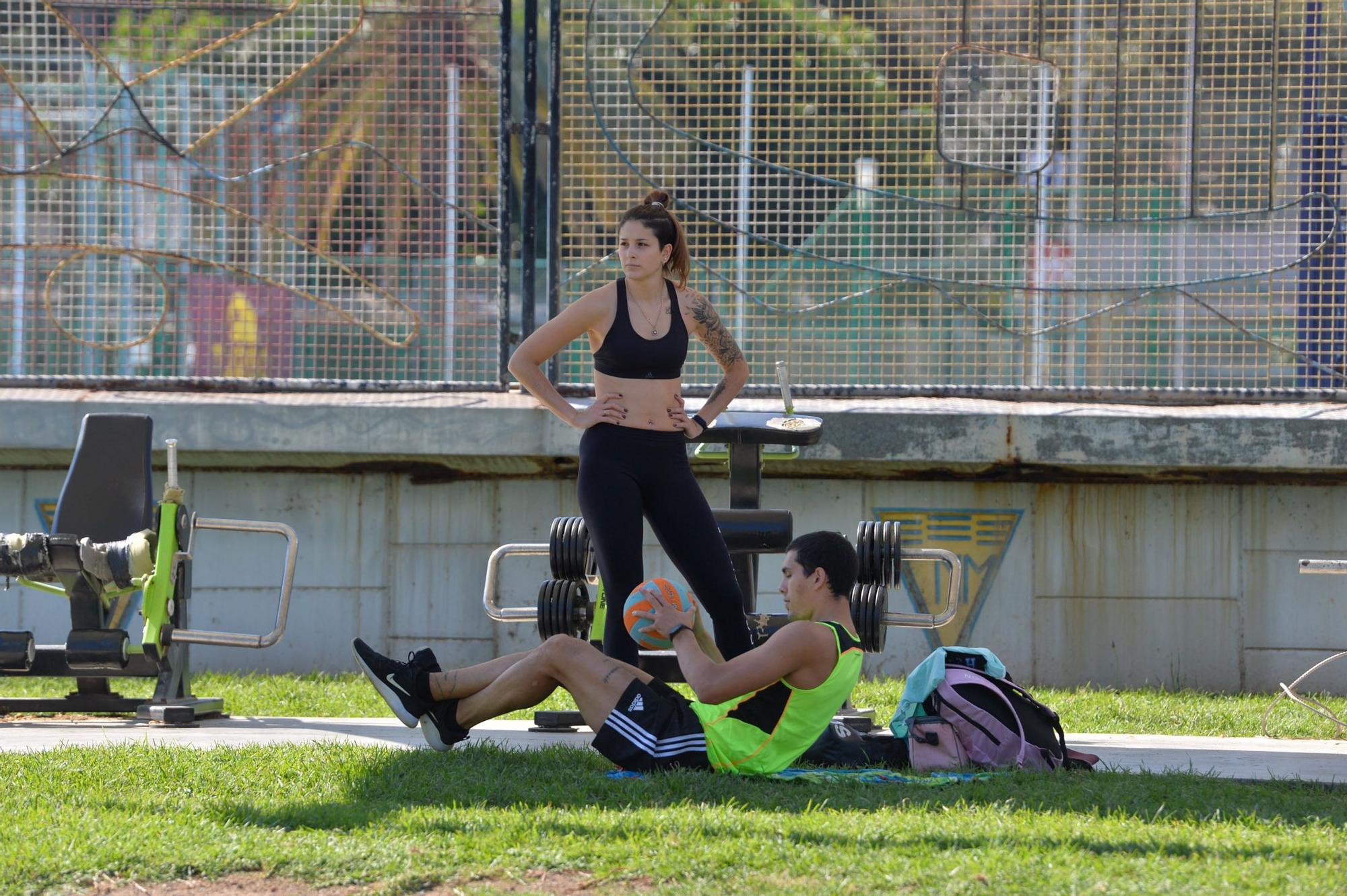 Gente haciendo deporte en Parque Romano tras el cierre de gimnasios e instalaciones deportivas Gente haciendo deporte en Parque Romano tras el cierre de gimnasios e instalaciones deportivas