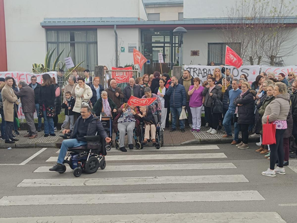 Una protesta de usuarios y trabajadores ante la residencia de Noreña