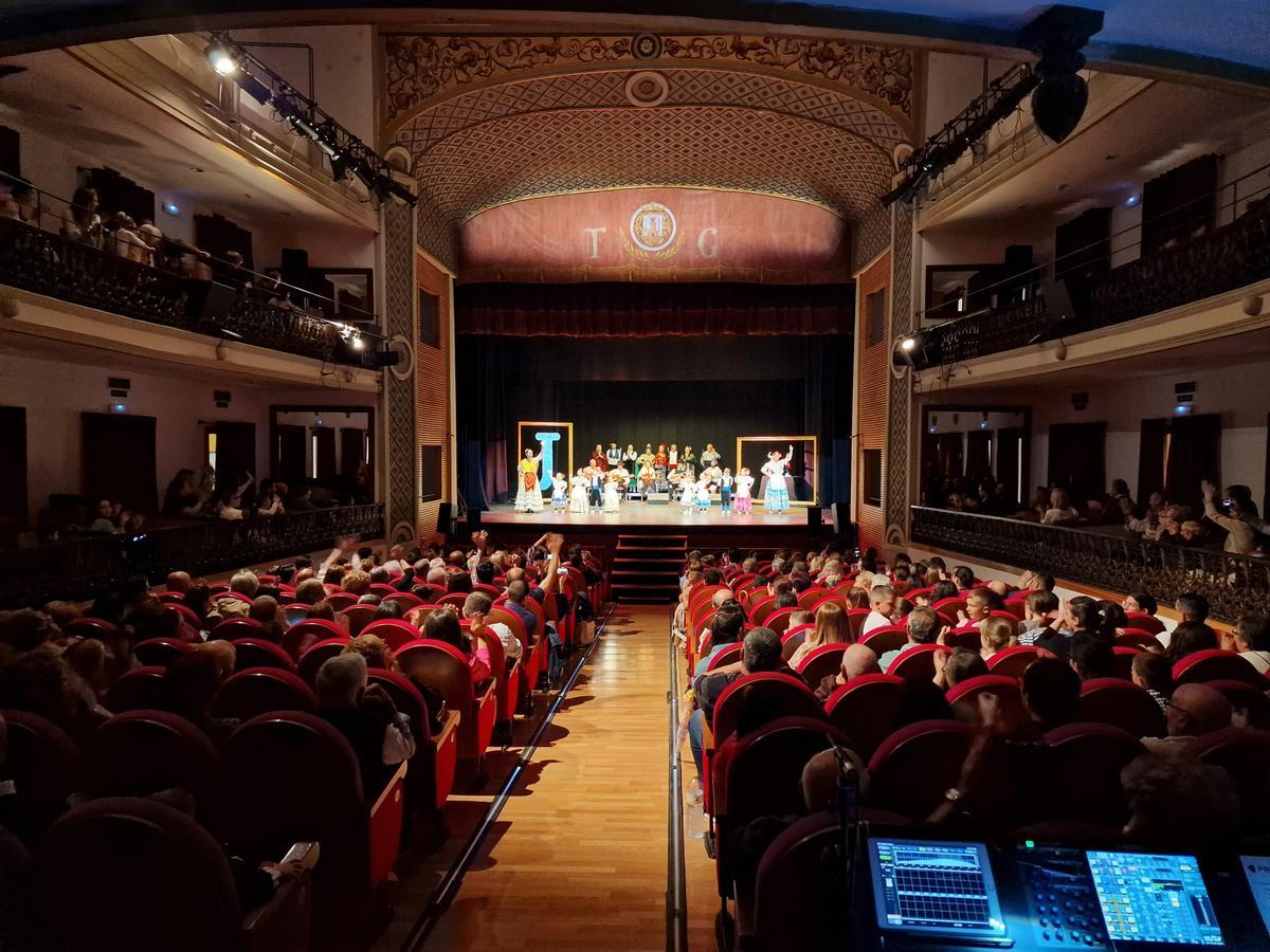 Espectáculo que ofrecía Coros y Danzas de Lorca en el Teatro Guerra.