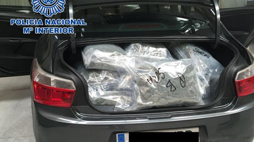 Un vehículo y bolsas de droga intervenidas por la Policía Nacional.