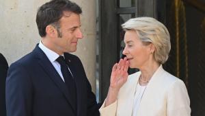 El presidente francés, Emmanuel Macron, y la presidenta de la Comisión Europea, Ursula von der Leyen, el jueves en la cumbre sobre Ucrania en París.