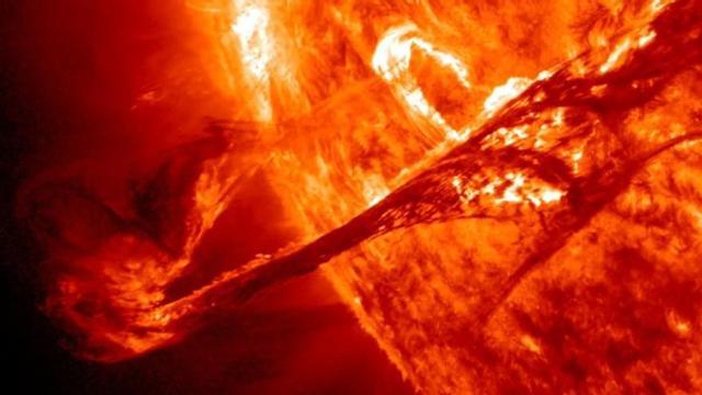 En esta imagen capturada por el Observatorio de Dinámica Solar de la NASA en 2012, se observa una llamarada solar en la superficie del Sol.