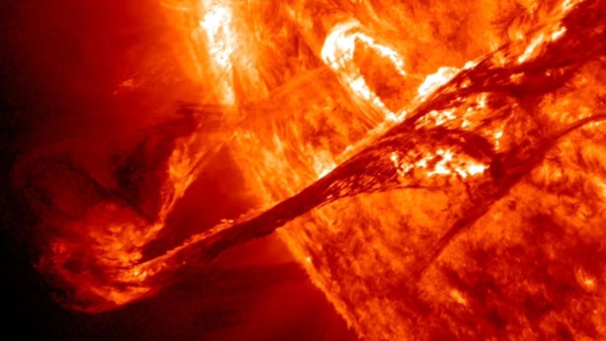 Archivo - En esta imagen capturada por el Observatorio de Dinámica Solar de la NASA en 2012, se observa una llamarada solar en la superficie del Sol.