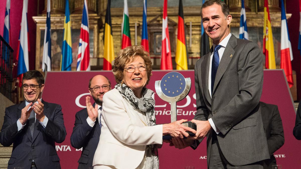 Sofía Corradi, Premio Europeo &#039;Carlos V&#039; y Mamma Erasmus recibiendo el galardón en 2016 de manos de Felipe VI.