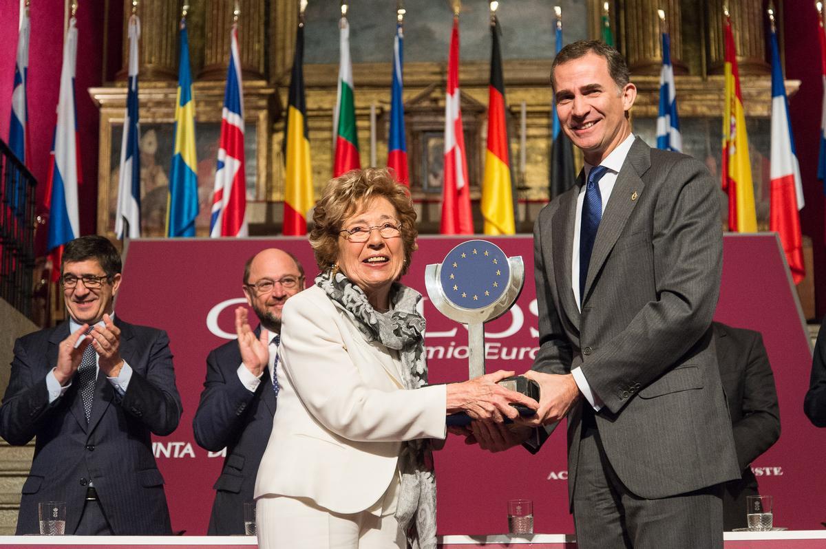 Sofía Corradi, Premio Europeo 'Carlos V' y Mamma Erasmus recibiendo el galardón en 2016 de manos de Felipe VI.