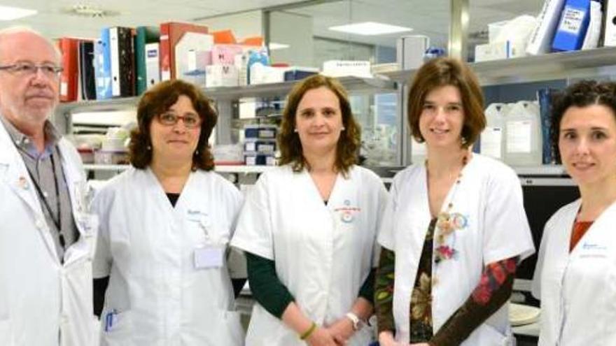 La neuropediatra Mercedes Serrano, a la derecha, con su equipo de investigación.