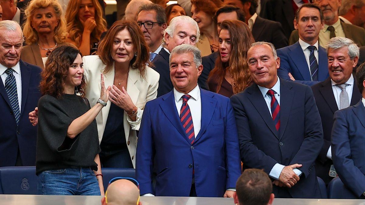 Joan Laporta, en el palco del Bernabéu junto a Rafa Yuste e Isabel Díaz Ayuso