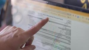 Un contribuyente formaliza la declaración de la renta en un ordenador.