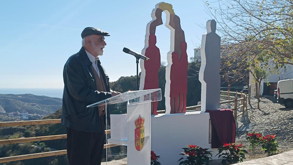 El escultor Andrés Montesanto durante la inauguración de la escultura El Migrante, en Moclinejo.